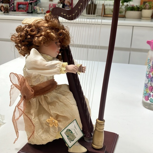 Lovely doll and harp - Picture 2 of 6